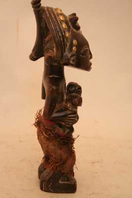 Tchokwe (statue), d`afrique : Rép.dém. du Congo-Angola., statuette Tchokwe (statue), masque ancien africain Tchokwe (statue), art du Rép.dém. du Congo-Angola. - Art Africain, collection privées Belgique. Statue africaine de la tribu des Tchokwe (statue), provenant du Rép.dém. du Congo-Angola., 1361/5365.Belle statue de chef Tchokwe (Kamponya wa mwanangana).Il se présente comme protecteur des enfants de la tribu et porte deux enfants dans les bras. h.28cm. :bois, belle patine brun foncée, cloux en cuivre, tissu en fibres locales. milieu du 20eme sc
(col.Minga)

Mooi beeld van een Tchokwe chef(Kamponya wa
mwanangana).Hij wordt voorgestelt als beschermer van de kinderen van het dorp en draagt twee kinderen.Hout met donkere patina,spijkers,een pagne uit lokale raphia vezels gemaakt.Midden de 20ste eeuw.28cm.h.
. art,culture,masque,statue,statuette,pot,ivoire,exposition,expo,masque original,masques,statues,statuettes,pots,expositions,expo,masques originaux,collectionneur d`art,art africain,culture africaine,masque africain,statue africaine,statuette africaine,pot africain,ivoire africain,exposition africain,expo africain,masque origina africainl,masques africains,statues africaines,statuettes africaines,pots africains,expositions africaines,expo africaines,masques originaux  africains,collectionneur d`art africain
